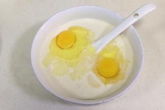 接着打入两个鸡蛋。
