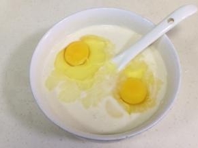 接着打入两个鸡蛋。