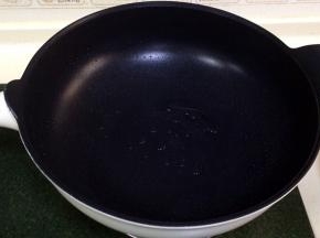 往锅里加入少许食用油。