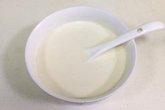 在大碗内倒入面粉，清水分4～5次慢慢加入，一边加水一边搅拌，呈顺滑均匀的面糊。