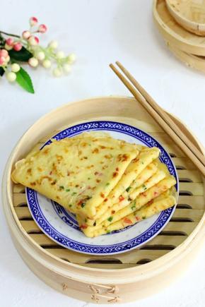 不管是早餐还是正餐都可以煎几块鸡蛋饼，方便快捷，营养美味。