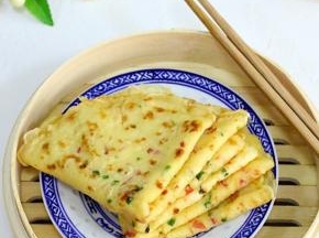 不管是早餐还是正餐都可以煎几块鸡蛋饼，方便快捷，营养美味。