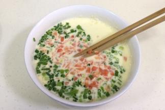 加入切好的胡萝卜粒和葱花。