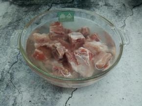 排骨放在清水里，泡一小时，期间可以多换几次水