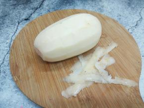 削皮刀把莲藕连的皮削一下