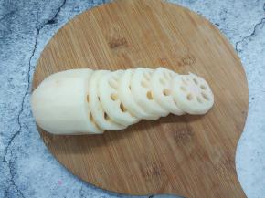 莲藕切成块，厚薄自己定