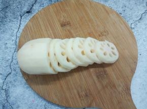 莲藕切成块，厚薄自己定