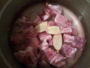 锅里放适量清水，放排骨，生姜片，焯水。