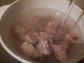 焯过水的排骨用清水冲洗干净。