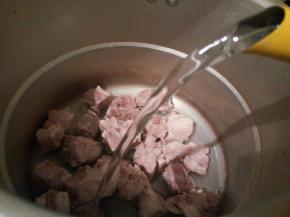 高压锅放排骨，放适量清水，