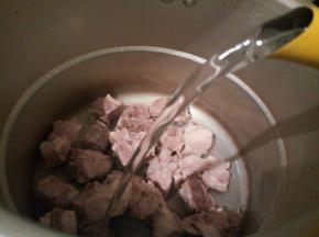 高压锅放排骨，放适量清水，