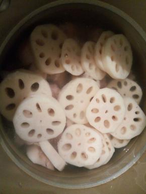 再加入莲藕，盖上盖子，高压锅上汽以后，压制十分钟，关火，