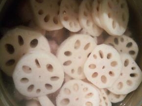 再加入莲藕，盖上盖子，高压锅上汽以后，压制十分钟，关火，