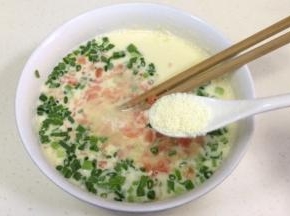 继续加入一小匙鸡精。