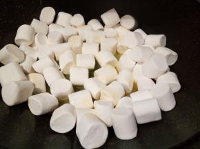 倒入250克棉花糖，小火搅拌