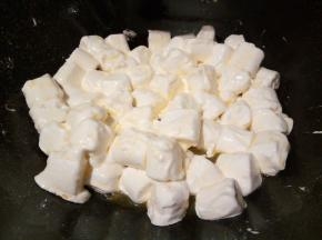 用木铲子一边翻拌，一边按压