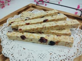 把凉透的蔓越莓牛轧糖，先切长条