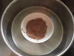 发酵的时间我们开始做巧克力甘纳许，50克黑巧克力隔热水融化