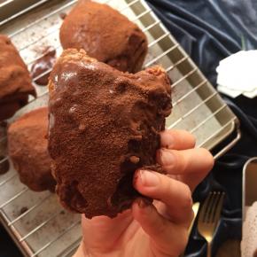 脏脏包嘛，吃过后嘴巴，手指肯定都是“脏脏的”