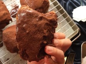脏脏包嘛，吃过后嘴巴，手指肯定都是“脏脏的”