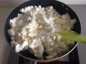 放入棉花糖翻拌融化