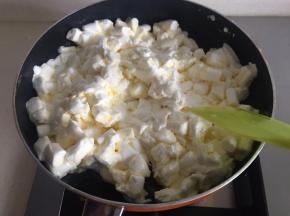 放入棉花糖翻拌融化