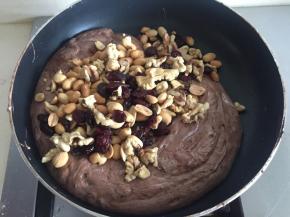 倒入坚果类翻拌均匀