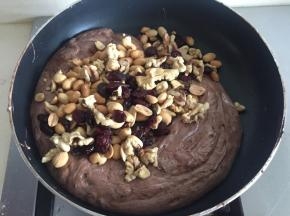 倒入坚果类翻拌均匀