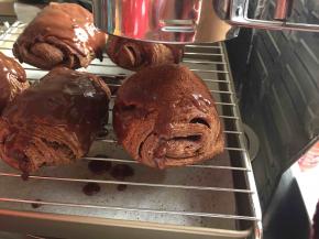 待甘纳许稍凉后筛上可可粉