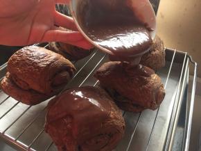 面包放置在网格上，将甘纳许淋在面包上