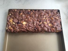 倒入不沾烤盘整形。