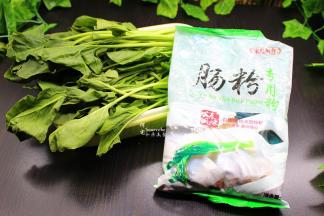 准备食材：肠粉专用米粉、菠菜、盐、油、等；