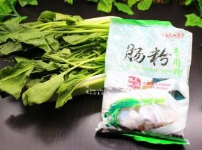 准备食材：肠粉专用米粉、菠菜、盐、油、等；