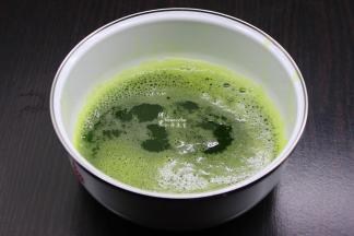 菠菜洗净，榨成汁，过滤；