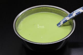菠菜汁250克、清水250克，加入粘米粉，拌均成菠菜米浆；