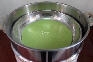 蒸锅的水煮沸，放入蒸锅蒸；