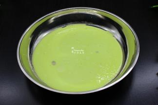 不锈钢的平底大牌子，底部摸一点油，倒入一层菠菜米浆；