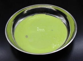 不锈钢的平底大牌子，底部摸一点油，倒入一层菠菜米浆；