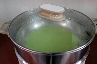 盖上盖子，大火蒸3分钟；