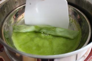 取出蒸好的肠粉，用刮板，沿着平底，刮起；