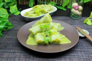 太长的可以切段，装入盘子，在调上酱汁即可。PS：我喜欢吃清淡，没有放调酱。