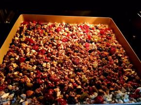 将融化的红糖 油 倒入麦片和坚果等食材中翻拌均匀，入烤箱150度10分钟（时间根据食材多少增减 不能死搬时间）中途需要翻拌了～取出后加入蔓越梅等各种果干翻拌均匀～～