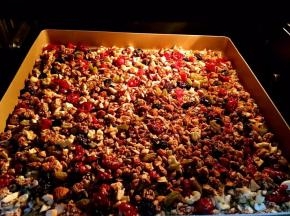 将融化的红糖 油 倒入麦片和坚果等食材中翻拌均匀，入烤箱150度10分钟（时间根据食材多少增减 不能死搬时间）中途需要翻拌了～取出后加入蔓越梅等各种果干翻拌均匀～～