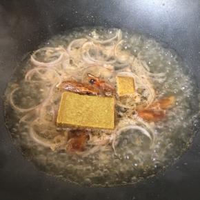 放入虾头和咖喱