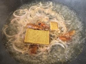 放入虾头和咖喱
