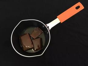 取一奶锅将红糖和油加热融化