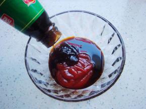 调味汁：小碗里倒入番茄酱、生抽、蚝油。