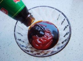 调味汁：小碗里倒入番茄酱、生抽、蚝油。