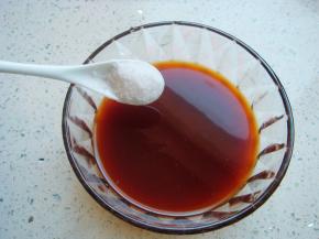 加入适量水放入盐，搅拌均匀备用。