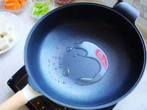 炒锅里倒入少许食用油。